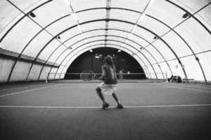 Czarno-białe zdjęcie tenisisty na korcie